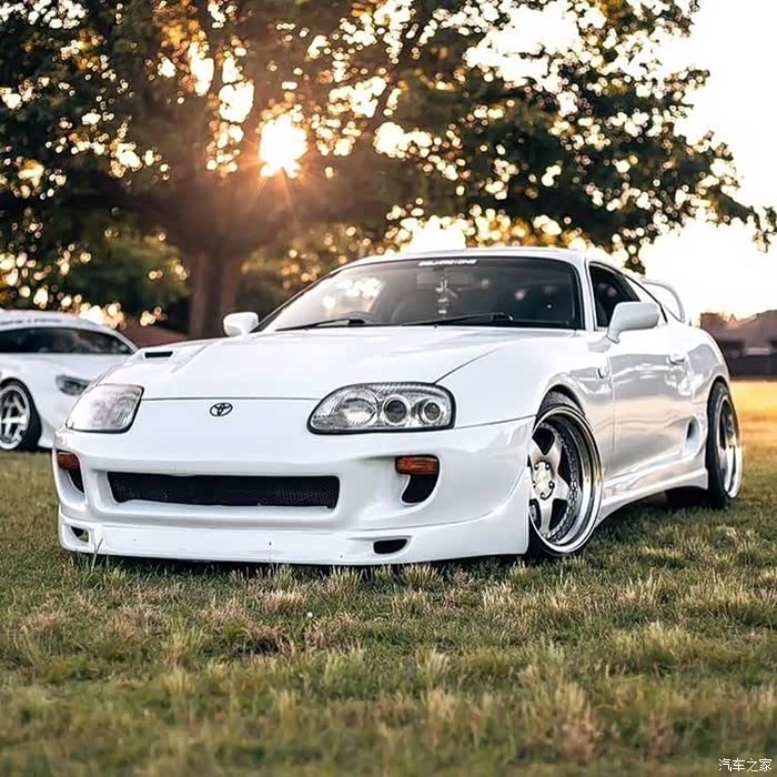 白色toyotasupramk4当年的东瀛牛魔王