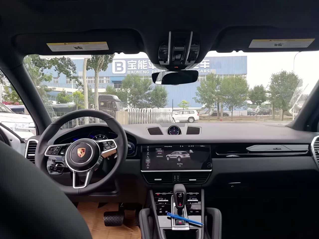 白色保时捷卡宴也是帅得一批内饰的豪华感让人喜欢得无法自拔