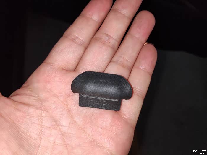 主副驾驶车门下面各有一个如图的皮塞子是排水孔塞吗需拔掉吗