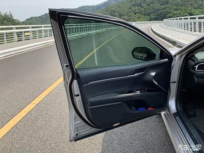 凯美瑞的车门打开幅度比较大方便乘客上下车.