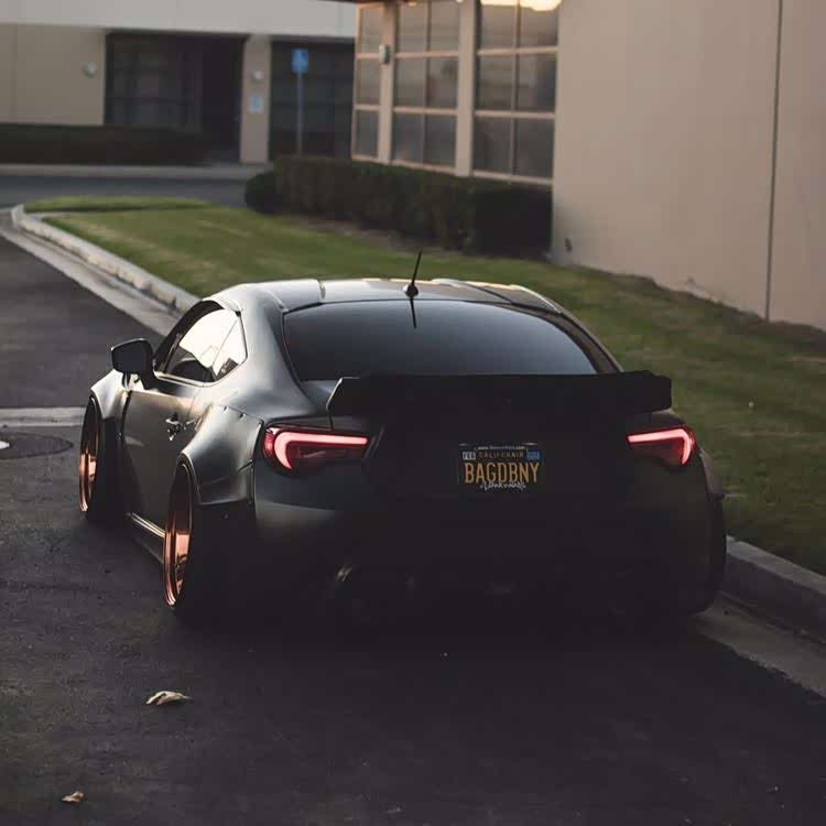 亚光黑宽体brz,穿着金色战靴的黑武士