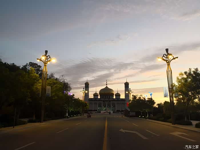 晚9点15的阿克塞县城.