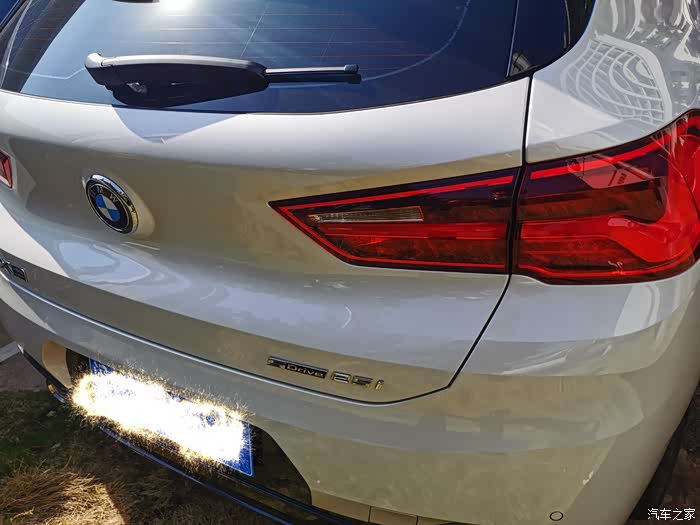 尾灯是像一个"v"被拉长的图案,比上一代的宝马suv的那种尾灯来的好看