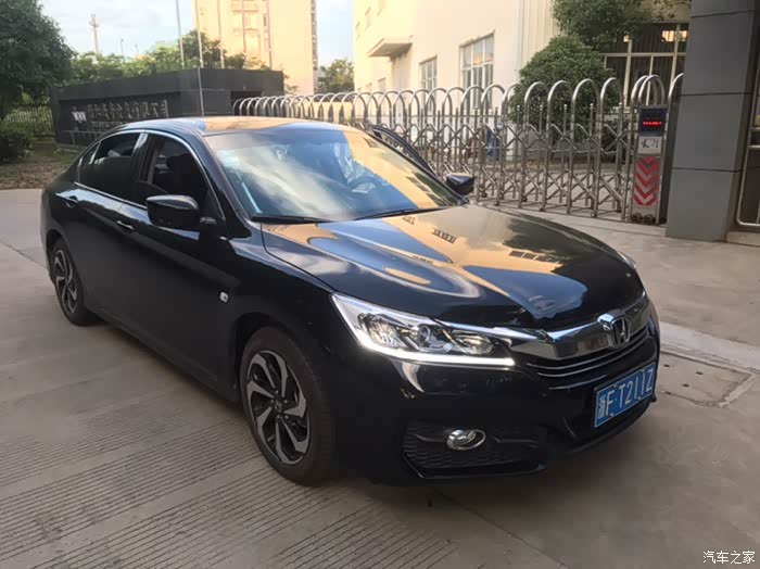 9.5代雅阁换装高配led大灯,高配雾和17寸原厂刀锋轮毂