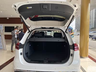 23岁女生的第一辆车 一眼相中红旗hs5