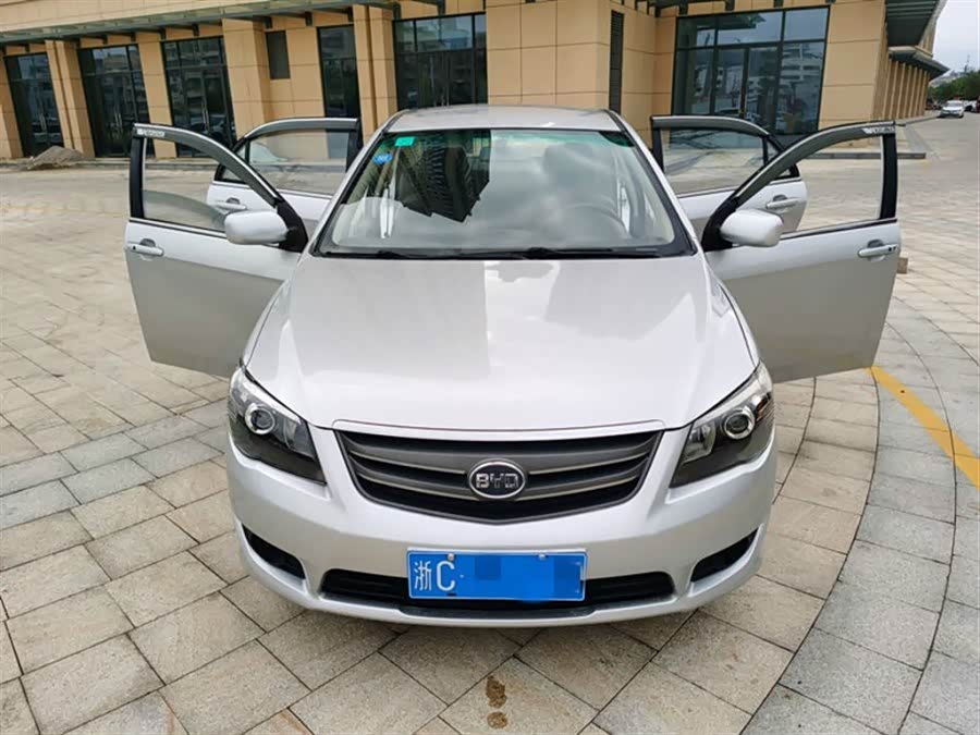 比亚迪l3这个外观我觉得比f3好看点!