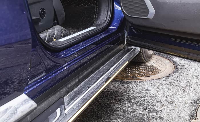 阶梯式金属迎宾踏板 不仅上下方便尊荣毕现 自带logo豪华感提升