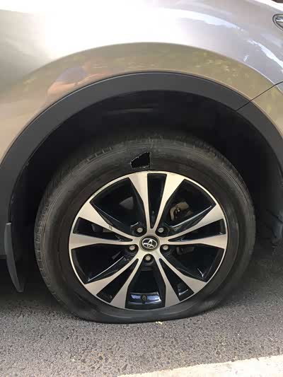 爆胎了,15年rav4跑了3.6w公里,能只换一条吗?