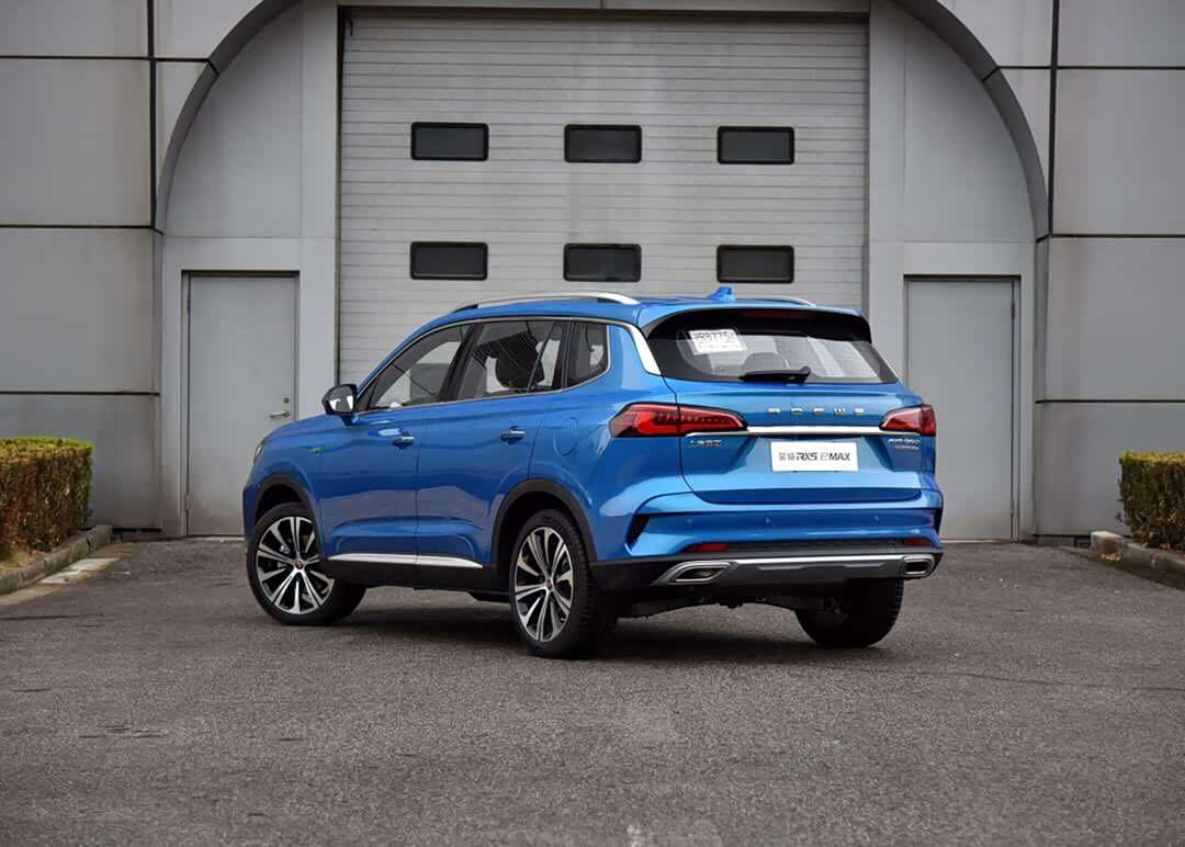 用了前大灯与前格栅相连设计,同时外侧由镀铬材质的饰条环绕_荣威rx5