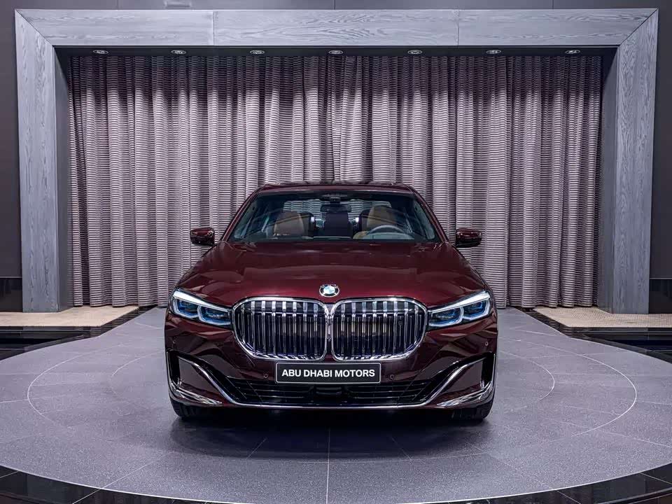 采用皇家勃艮第红定制车漆的2020款宝马750li
