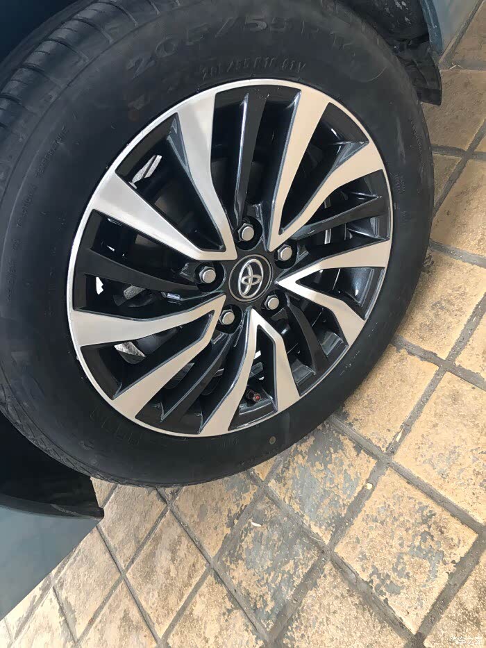 卡罗拉双擎换轮毂