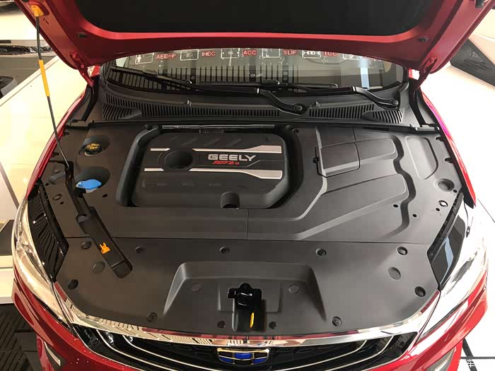 发动机舱打开看不到什么,包裹的很严实,不过很期待1.0t的那台发动机.