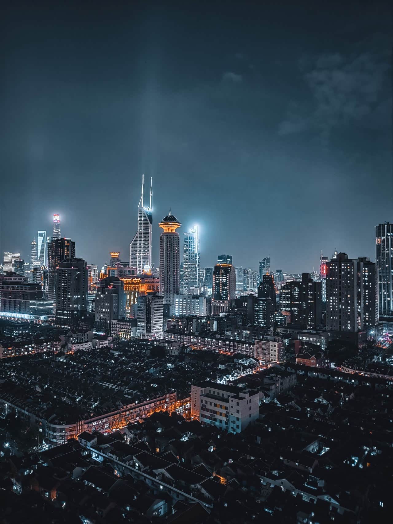 城市的喧哗离不开镜头的捕捉