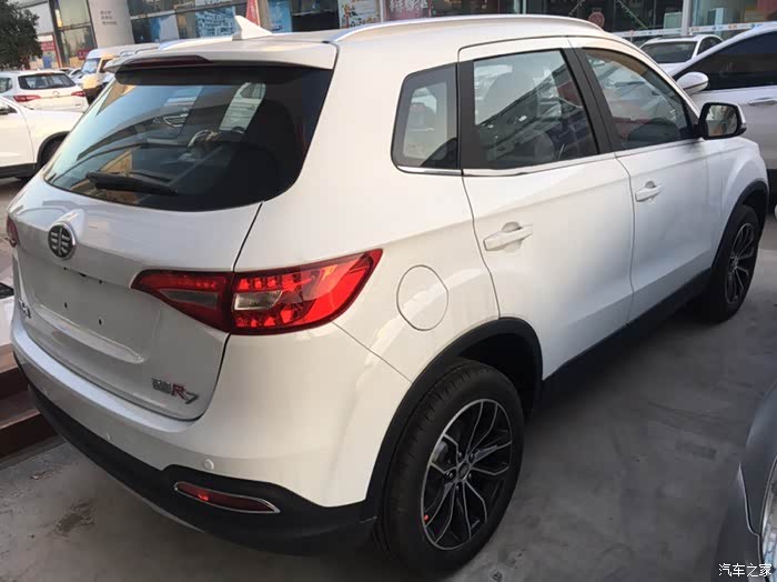 中国一汽森雅r7手动豪华行