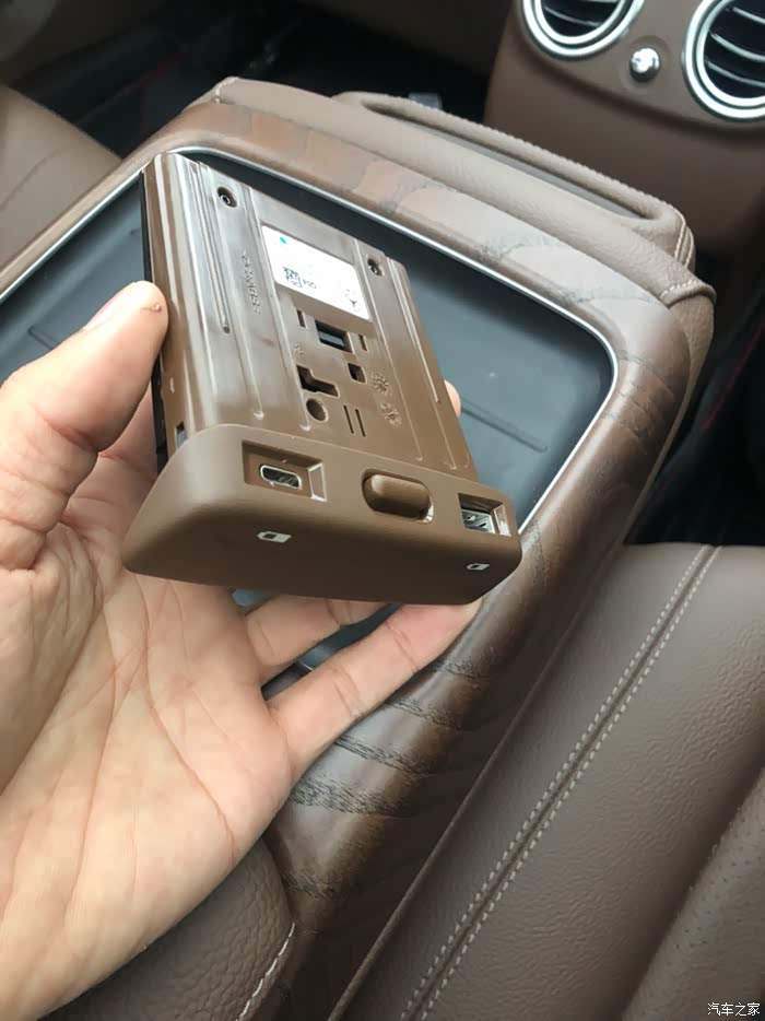 【图】后排充电小盒_奔驰e级论坛_汽车之家论坛