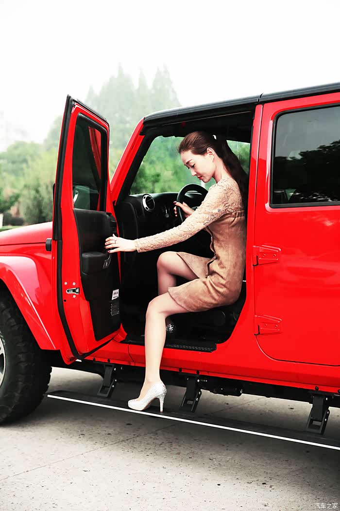 美女配上如此骚气的牧马人又是一道亮眼的风景线