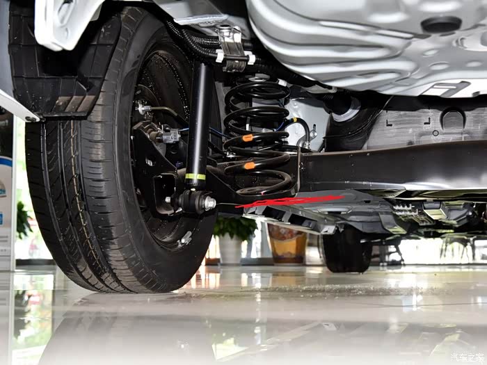 致享换轮胎时千斤顶顶在哪里?给个图标一下啊