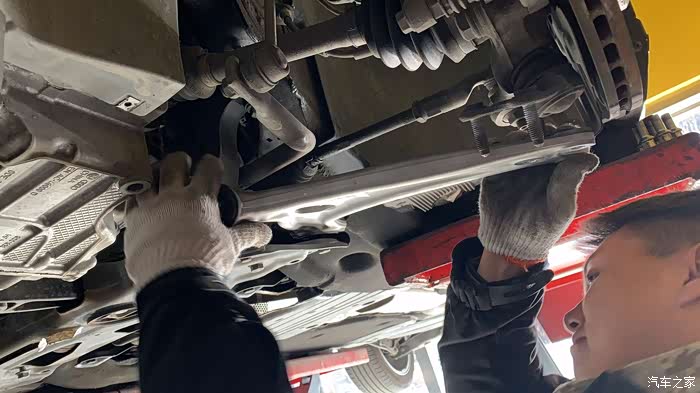 迈腾b8更换下摆臂