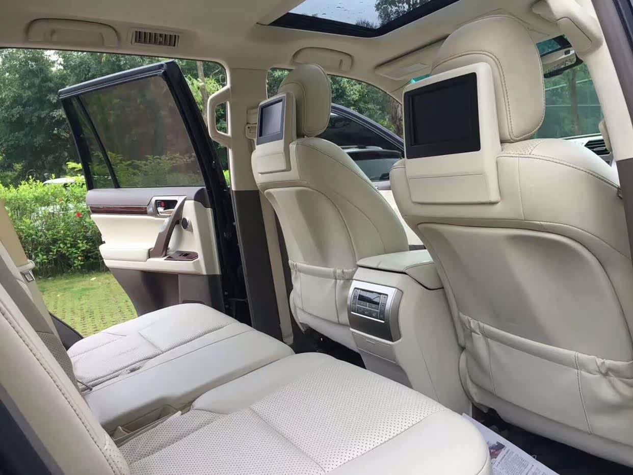 柔软的半苯胺真皮座椅呈现尊崇感受.