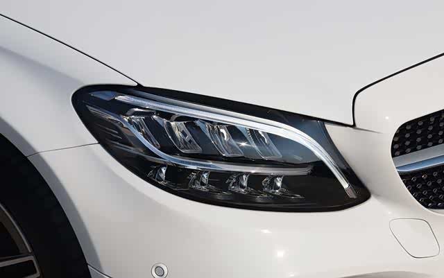 比较犀利的矩阵式led自动大灯,以及"满天星"造型的中