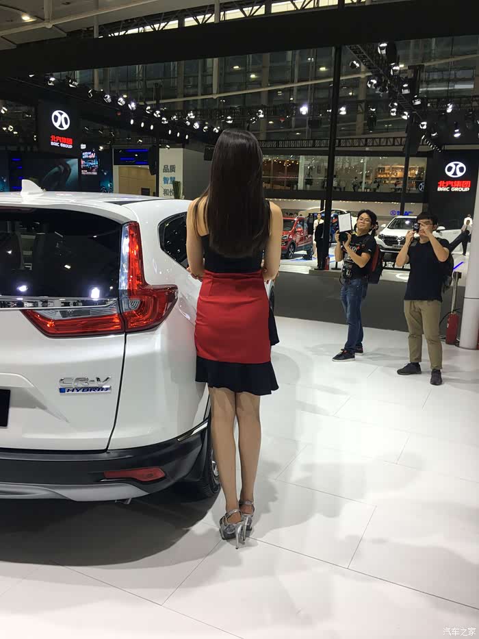 模特的背影也不错吧,身材不错.