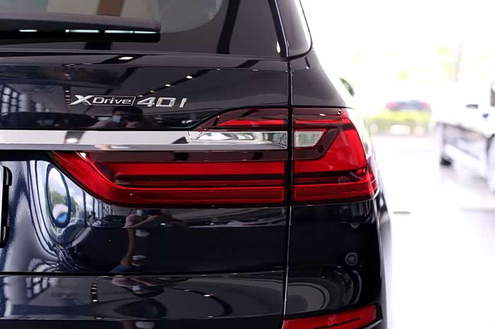 尾灯设计的很有层次感,内部做了薰黑细节处理,尾灯显得精致时尚.