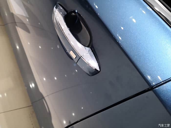 镀铬门把手,中间的小长方形无钥匙进入,无钥匙锁车,可以设置成只开主