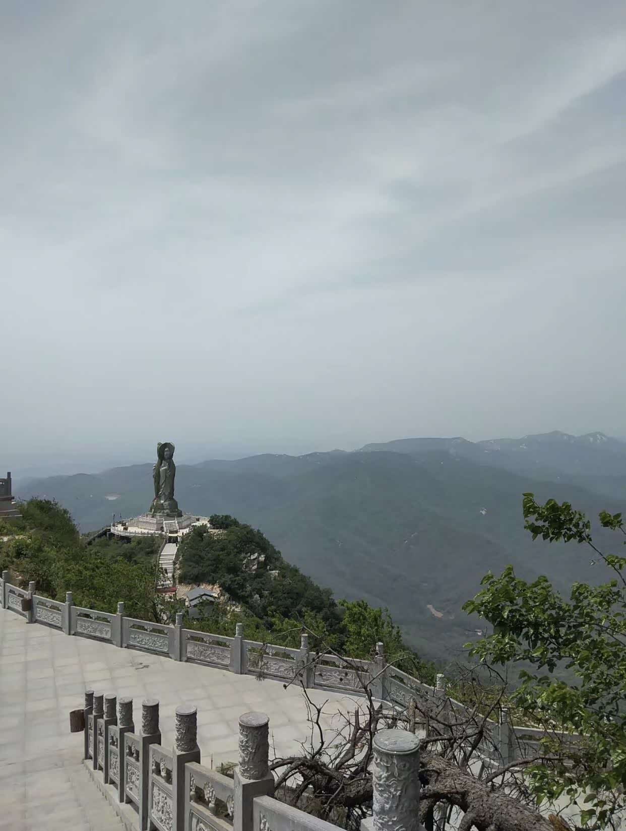 老乐山主峰海拔813米方圆68平方公里是国家级森林公园