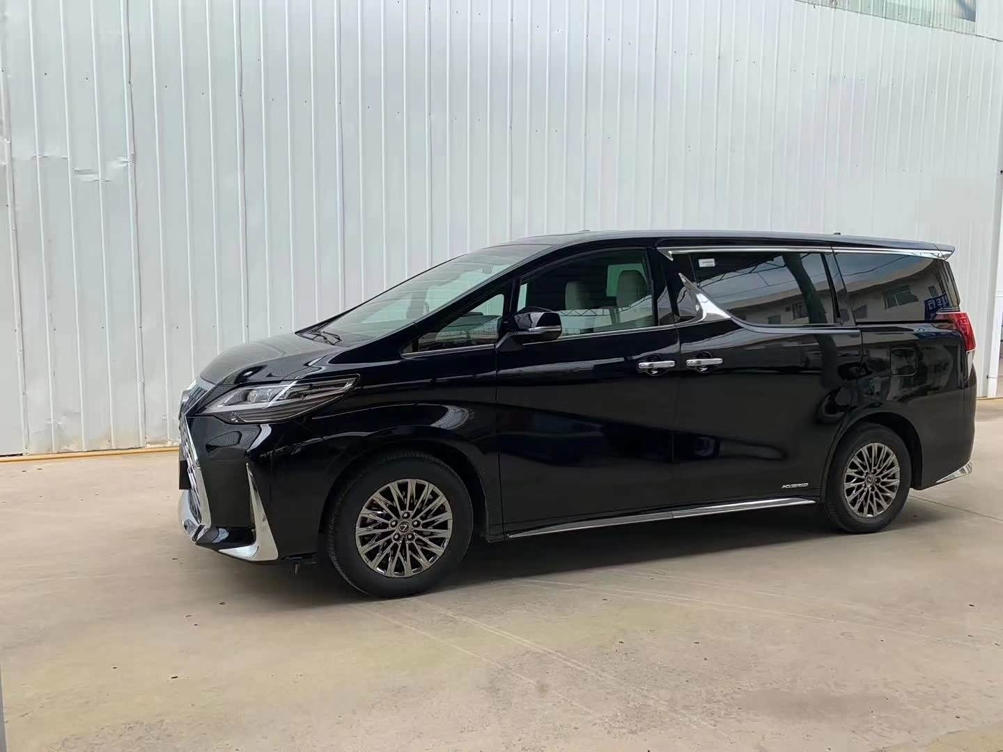 雷克萨斯lm300h 4座版,豪华霸气.