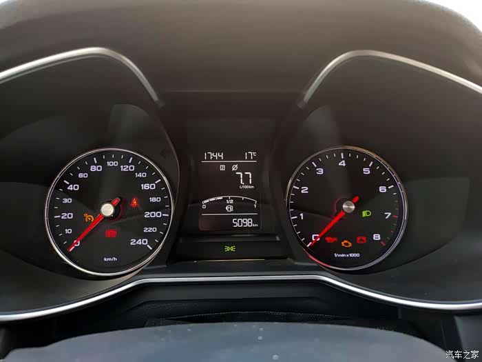 坚持要了手动的名爵6简单来说mg6吸引我的就是它的外观还有价格了,就