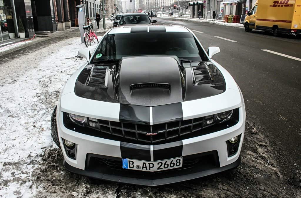 黑白相间展示这款车的魅力所在