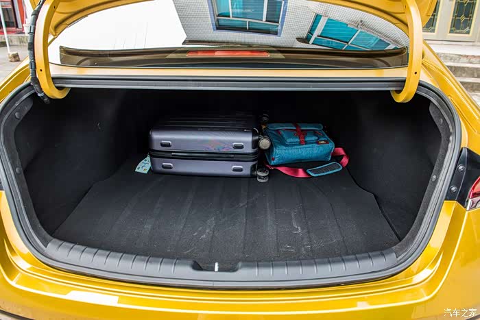 个行李箱轻松装下了我们泳衣换洗衣服,行李架相机包放在超大后备箱