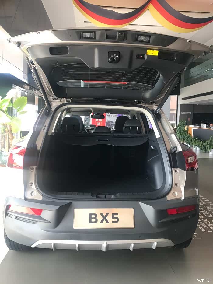 电动后备箱空间还蛮的,以后去自驾游用担心行李多放