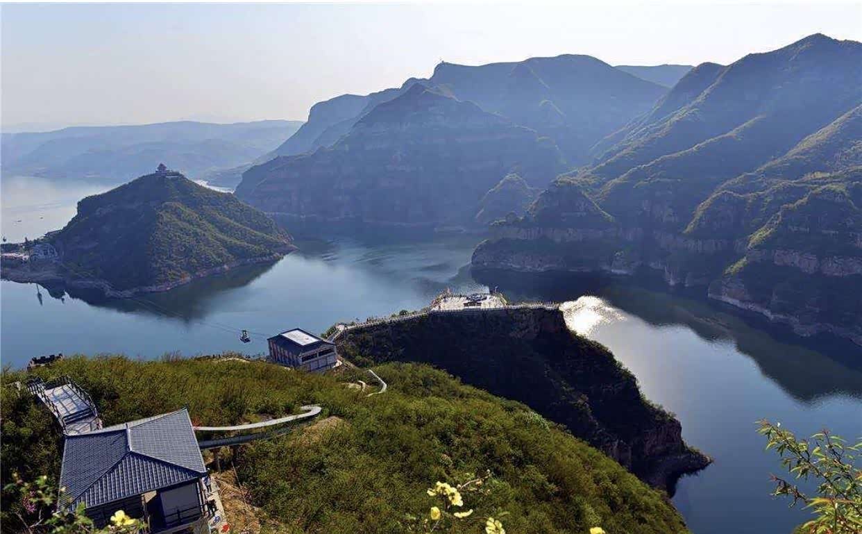 峡深谷幽八里峡峭壁如削瘦谷连天号称万里黄河第一峡