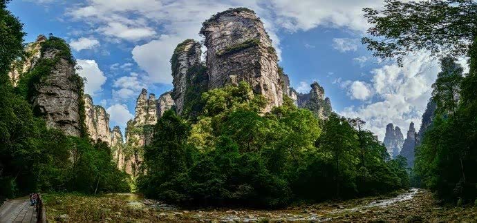 金鞭溪风景区是张家界的黄金旅游区,溪水发源于土地垭