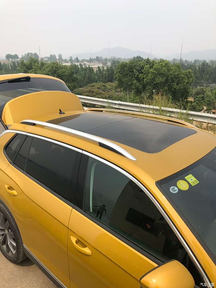 看到小人没,哈哈哈,我主要想拍车顶,时尚的车顶行李架,扩展载物空间.