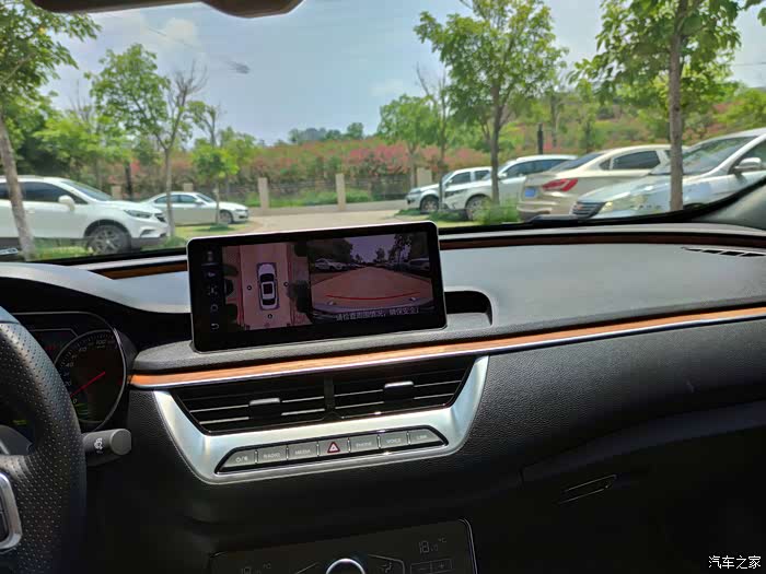 360度全景影像,倒车时候能紧紧盯着旁边,在一些狭窄地方也能随时知道