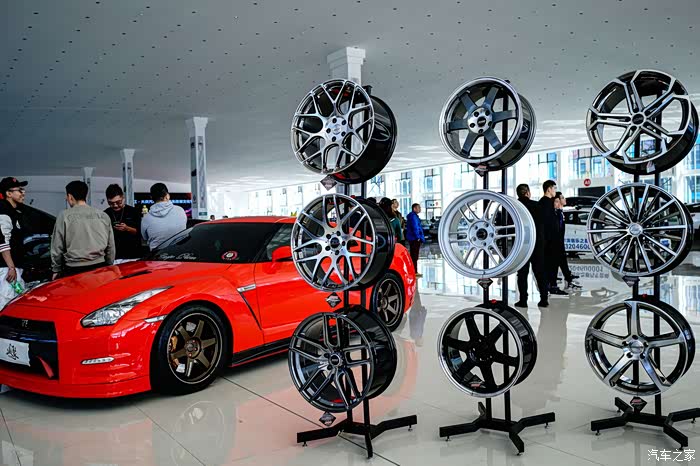 黑龙江省大庆汽车城首届汽车文化改装节静态多车