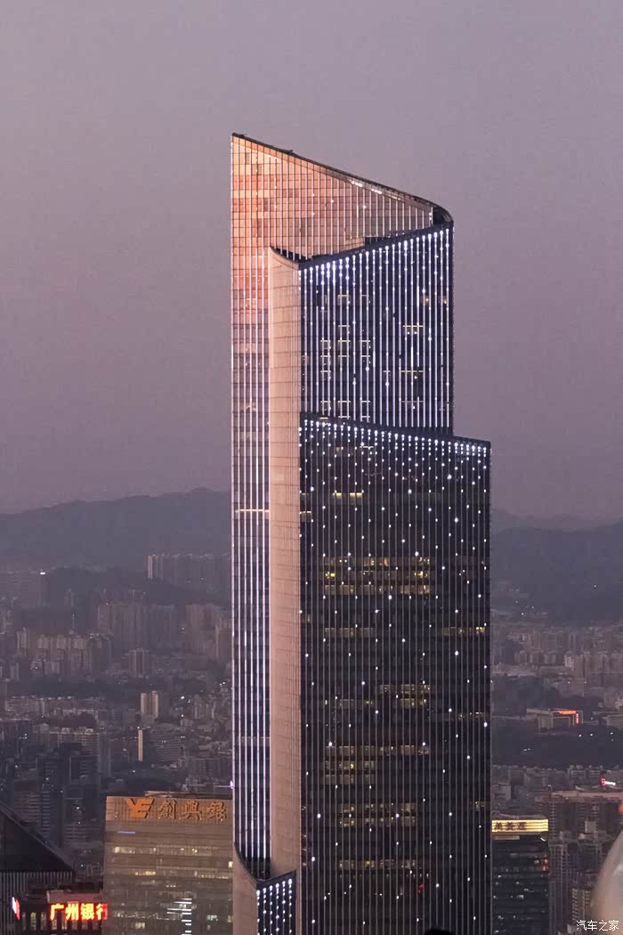 这是广州周大福金融中心,又称为广州东塔,总高度530米,也是天河中央