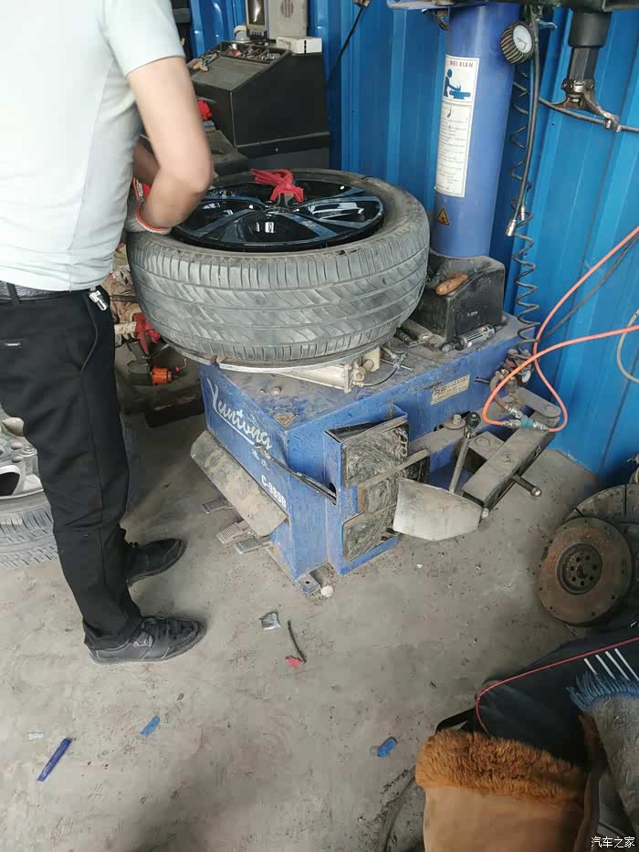 修车师傅把轱辘卸下来拉到店里补