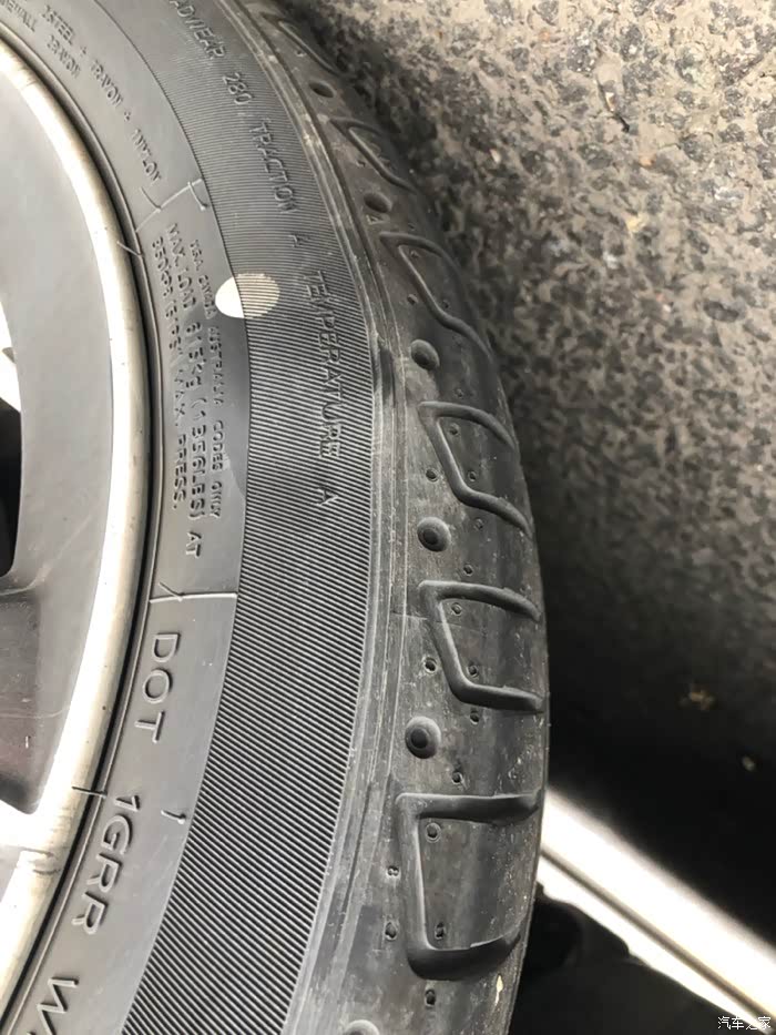宝马118i轮胎新车鼓包了