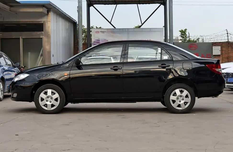 2020款比亚迪f3采用的依旧是经典的家族式设计风格