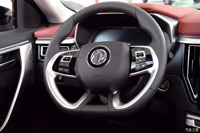 四幅式多功能平底方向盘,中间采用镀铬条进行点缀,提升不质感