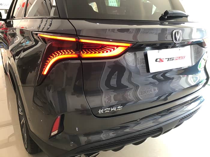 近距离欣赏颜值与性能共存的长安cs75plus