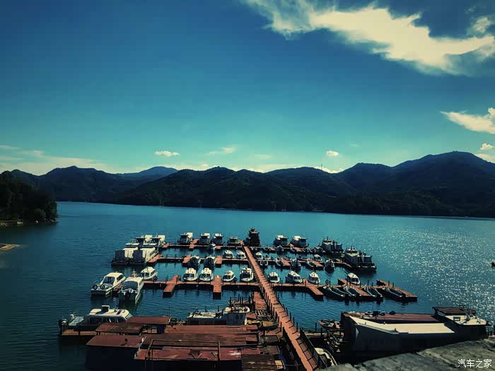 花亭湖的码头,船在等待着我们.