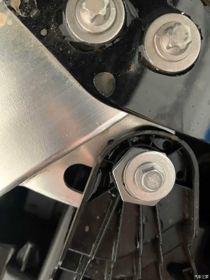 大灯螺丝出厂就这样吗?