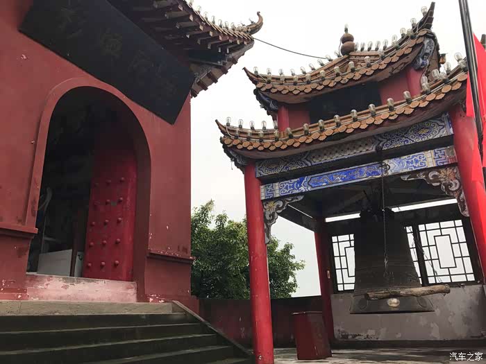 万州有个钟鼓楼半截伸在天里头万州弥陀禅院