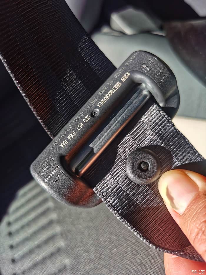 这个安全带的差扣不一般,不是普通的一片式算是加分项吧