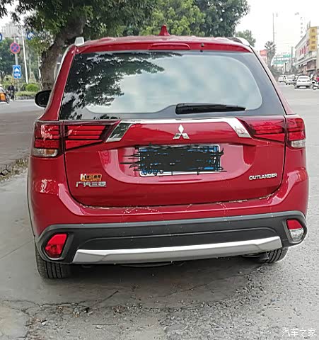 我的欧蓝德靓丽的红色外衣,让它格外的抢眼,光线问题拍摄出来的第一个