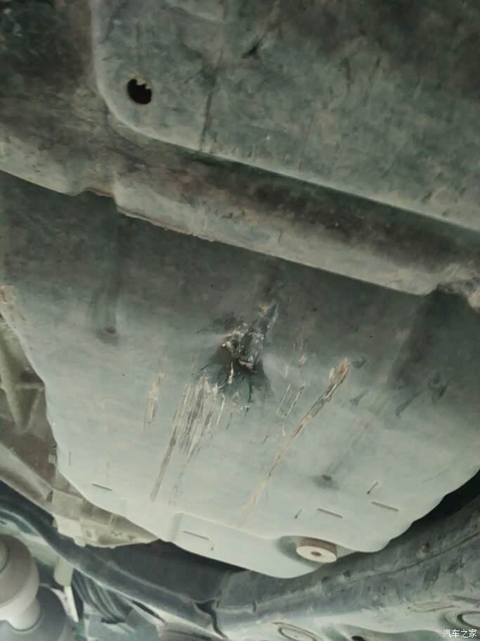 保养发现变速箱油底壳磕了